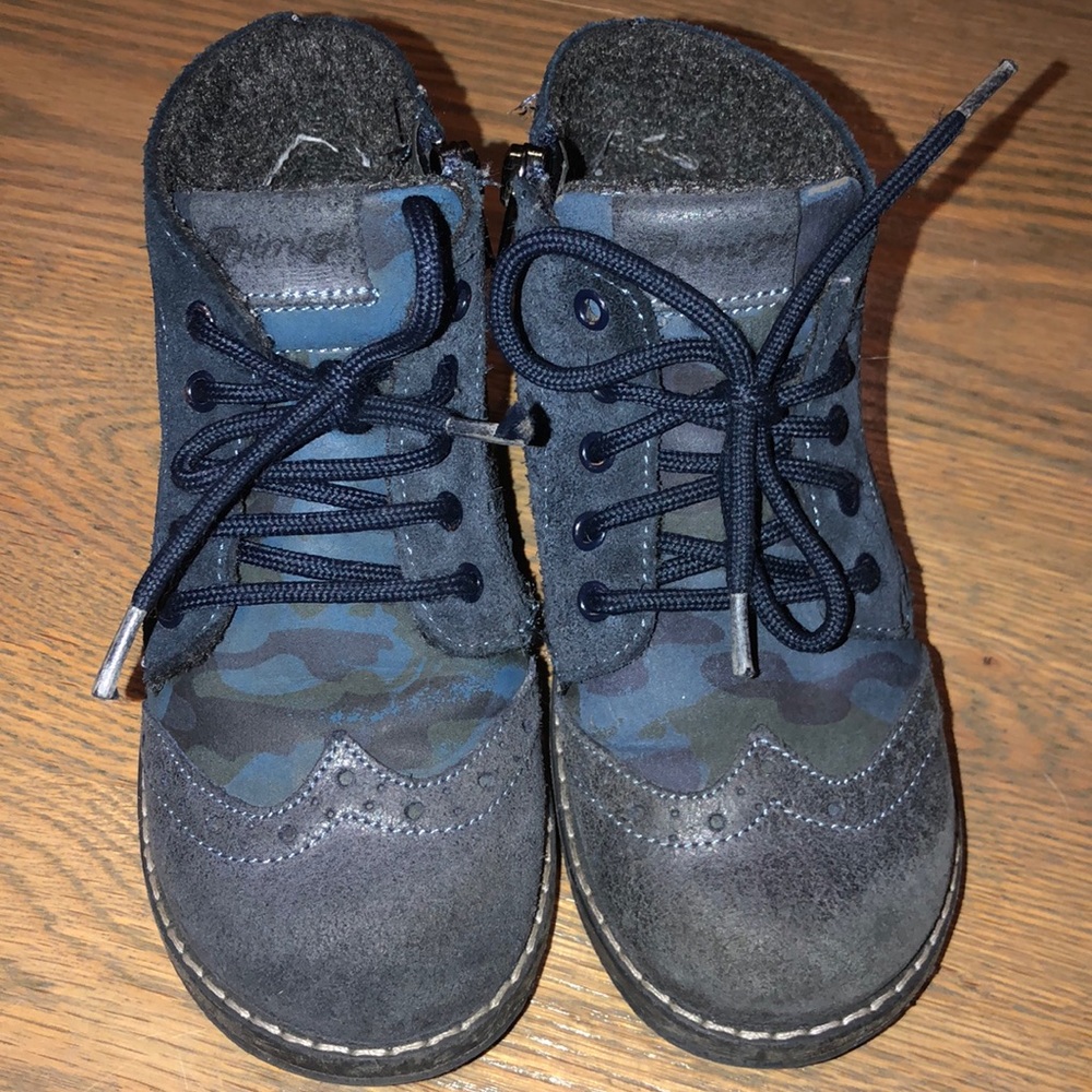 PRIMIGI BOY BOOTS   Navy wingtip with camo print